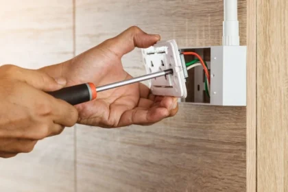 Steckdose anschließen