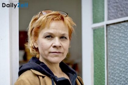 Jeannette Urzendowsky alias Chanson-Nette bei einem Bühnenauftritt
