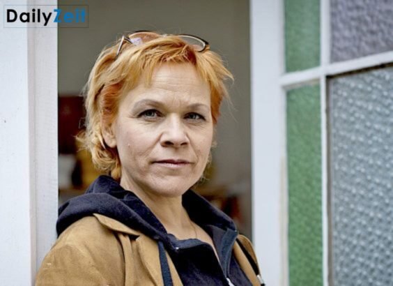 Jeannette Urzendowsky alias Chanson-Nette bei einem Bühnenauftritt