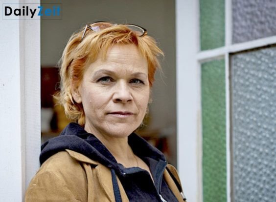 Jeannette Urzendowsky alias Chanson-Nette bei einem Bühnenauftritt