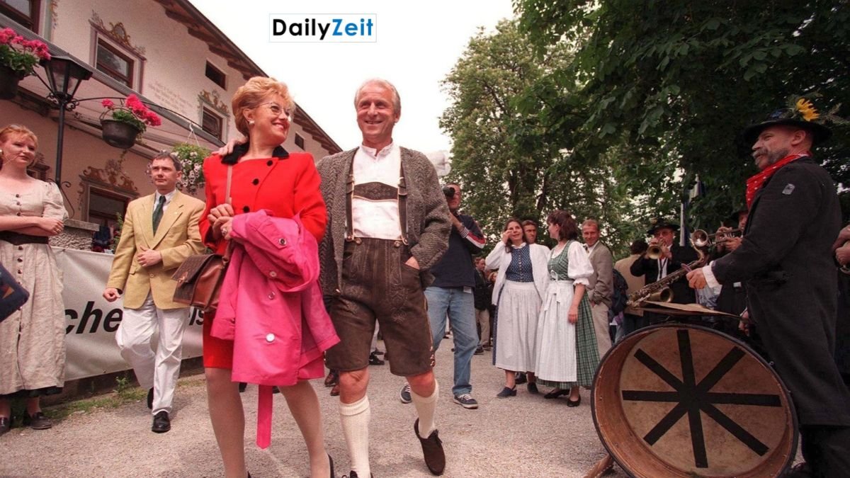 Paola Trapattoni mit Brille und hellen Haaren neben ihrem Ehemann Giovanni Trapattoni.
